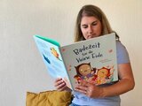 Frau liest Kinderbuch | © Bibliothek Lenzerheide